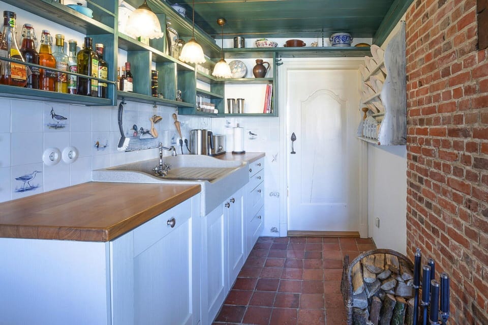 House | Private kitchen | Electric kettle, toaster, highchair, cookware/dishes/utensils