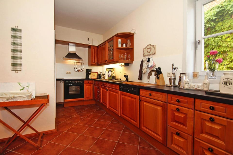House | Private kitchen | Electric kettle, toaster, highchair