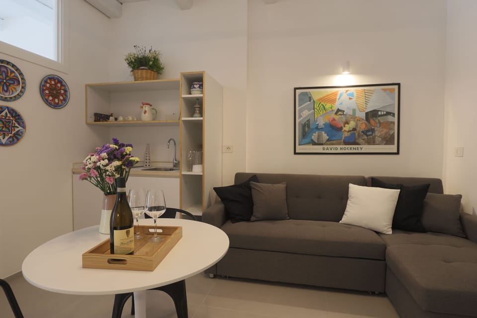 Comfort Townhome | Living area | TV
