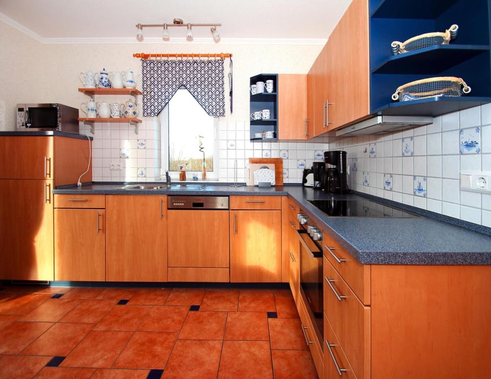 House | Private kitchen | Electric kettle, toaster, highchair