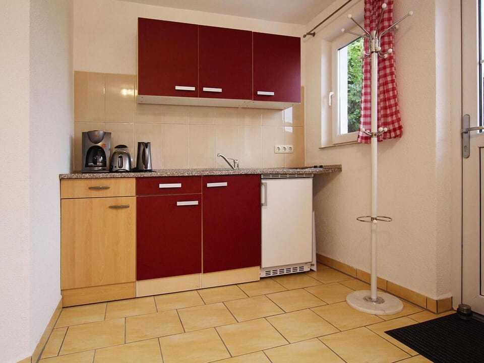 Bungalow | Private kitchen | Electric kettle, toaster