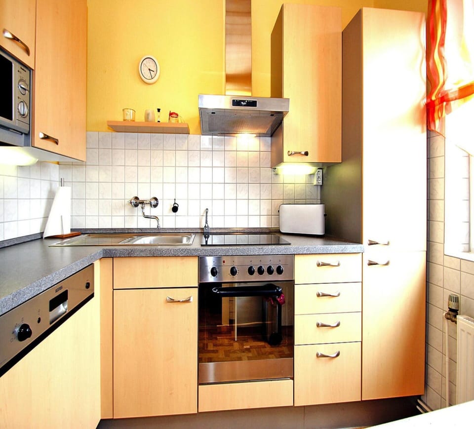Bungalow | Private kitchen | Electric kettle, toaster