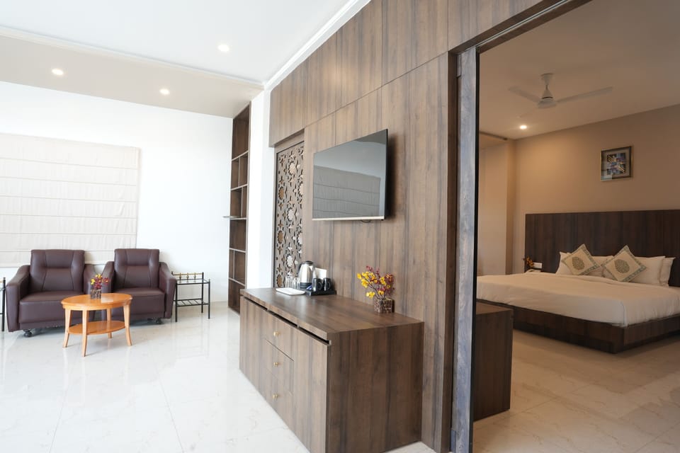 Luxury Suite | Desk, laptop workspace, soundproofing, iron/ironing board