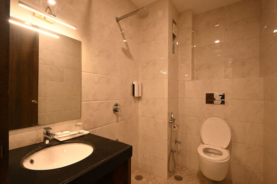 Luxury Suite | Desk, laptop workspace, soundproofing, iron/ironing board