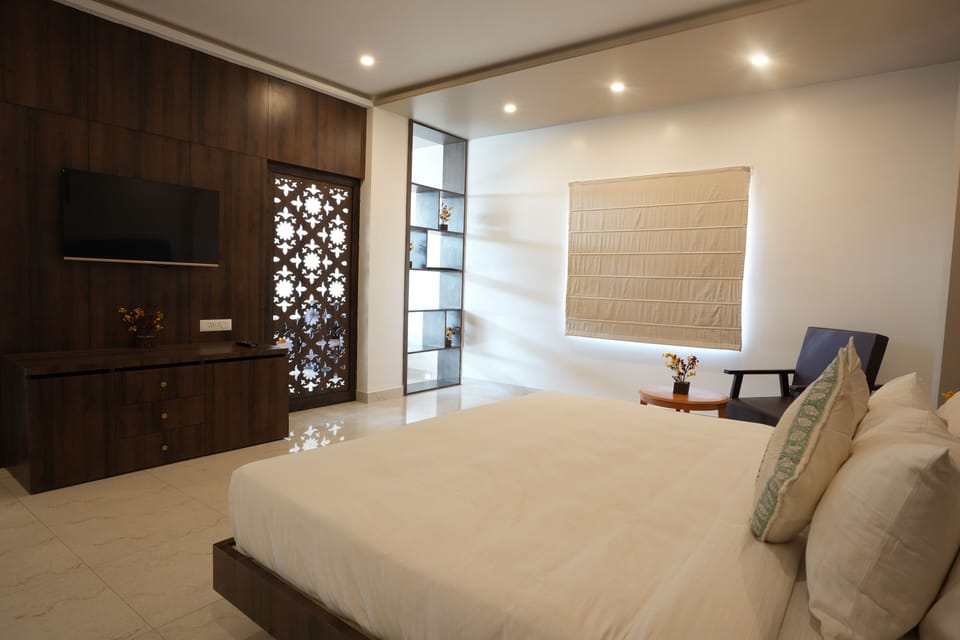 Luxury Suite | Desk, laptop workspace, soundproofing, iron/ironing board