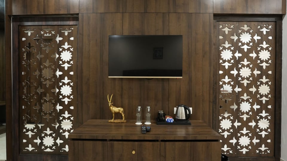 Luxury Suite | Desk, laptop workspace, soundproofing, iron/ironing board