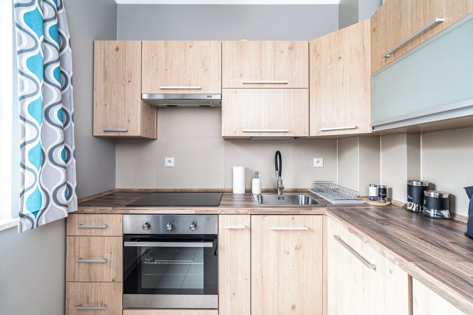City Studio Suite | Private kitchen | Fridge, microwave, oven, stovetop
