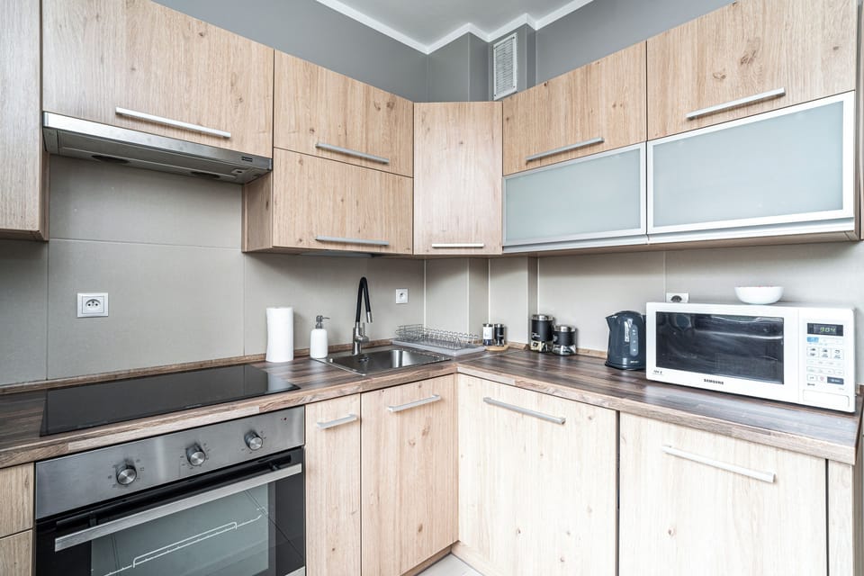 City Studio Suite | Private kitchen | Fridge, microwave, oven, stovetop