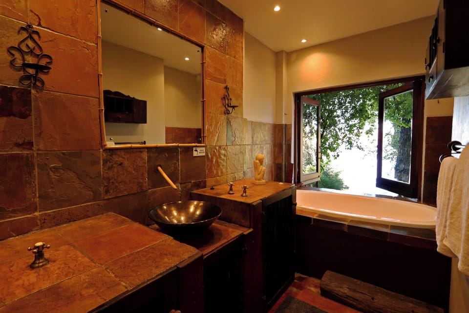 Deluxe Studio Suite, Lake View | Bathroom | Free toiletries, hair dryer, towels, soap