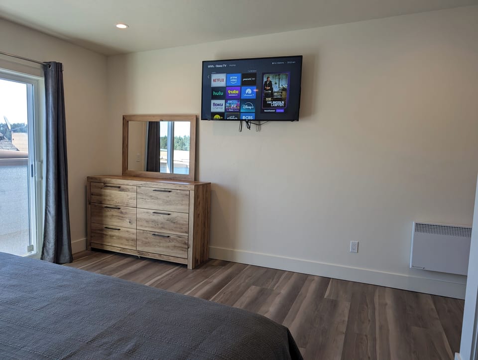 Relax in your private room with King bed, private bathroom, Smart TV and porch. 