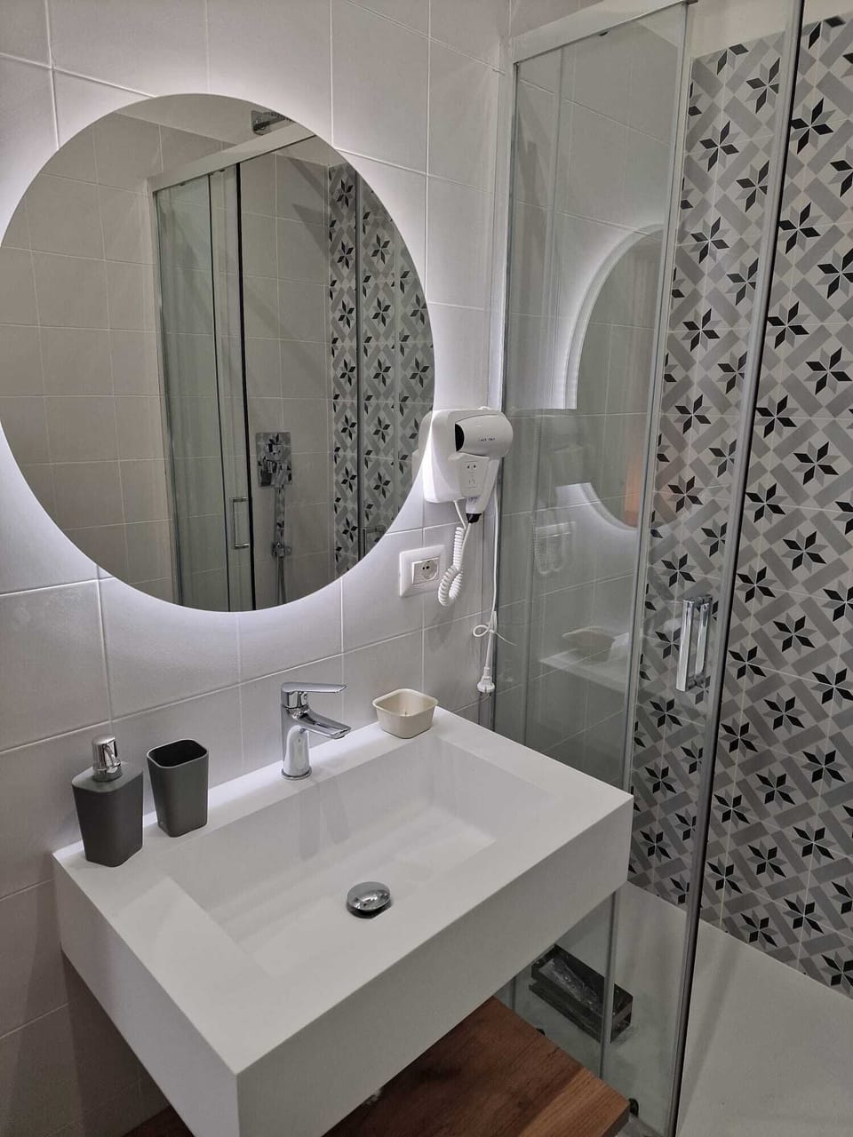 Shower, hair dryer, bidet, towels