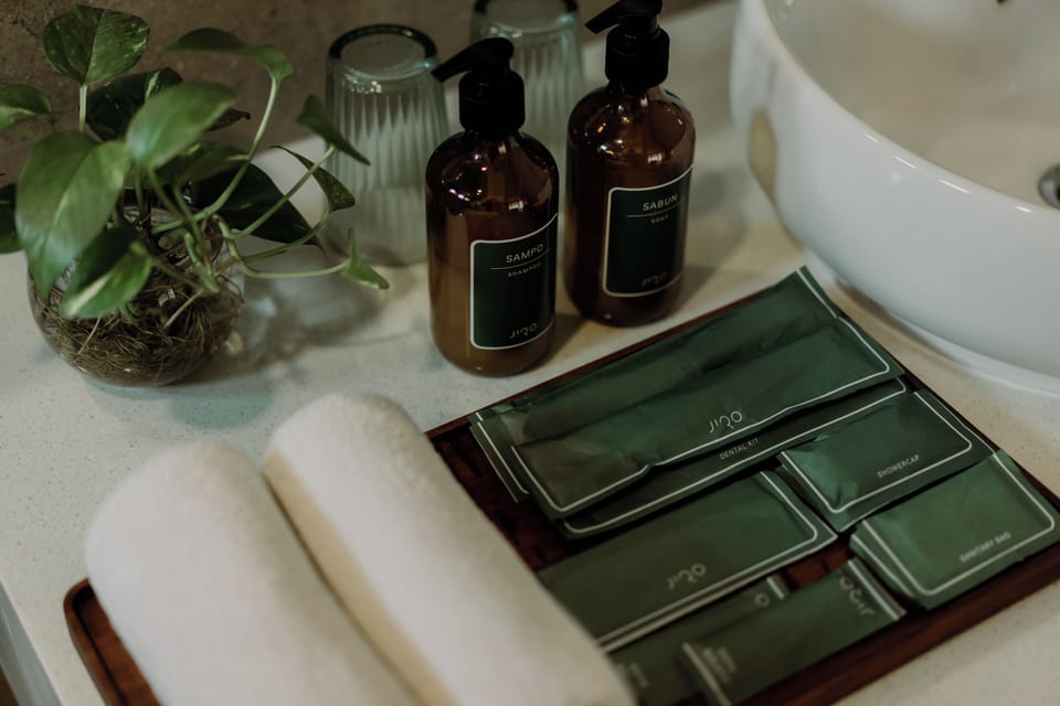 Junior Suite | Bathroom | Shower, slippers, towels, soap