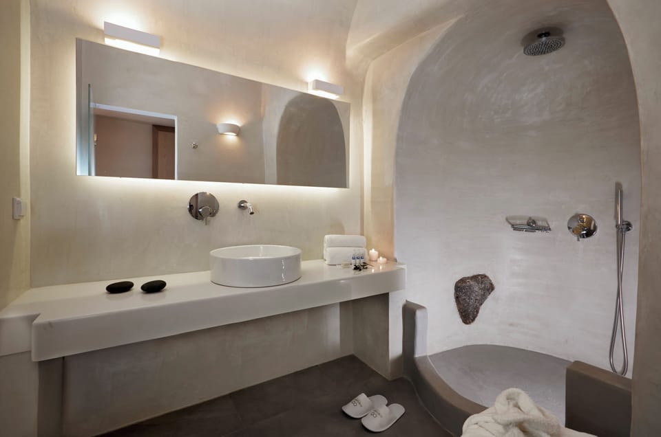 Superior Room, Balcony, Sea View | Bathroom | Free toiletries, hair dryer, slippers, towels