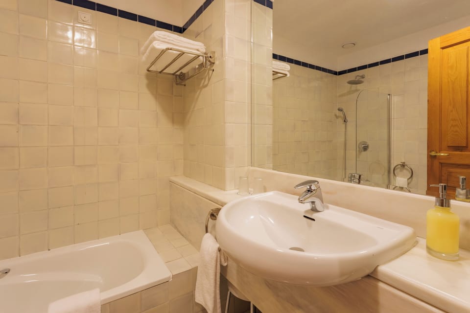 Classic Double or Twin Room | Bathroom | Combined shower/tub, hair dryer, bidet, towels