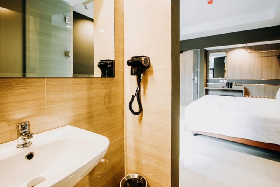 Deluxe Room, 1 Twin Bed | Bathroom | Hair dryer, slippers