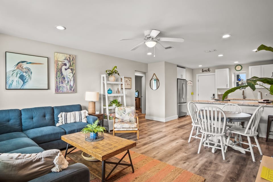 Living Room/Dining Area