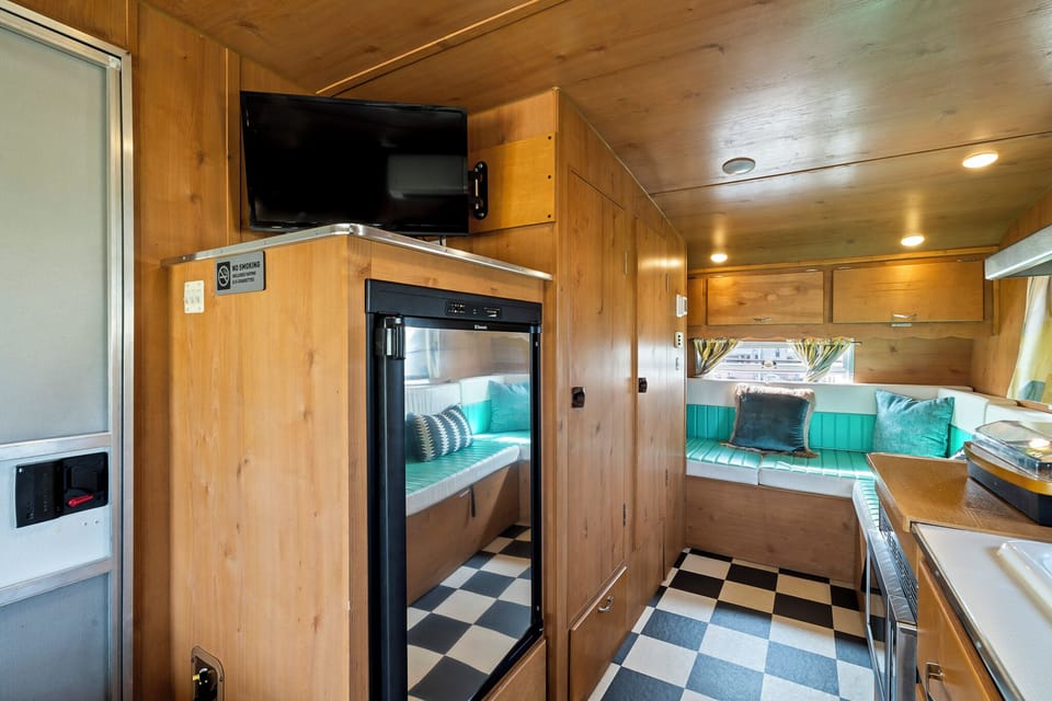 Miss Mary, Double Bed with Sofa bed, Pool Access | Hypo-allergenic bedding available, blackout drapes, WiFi (free)