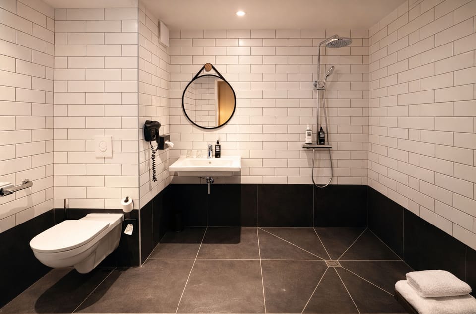 Standard Room, 1 Double Bed, Accessible | Bathroom | Combined shower/tub, eco-friendly toiletries, hair dryer, towels