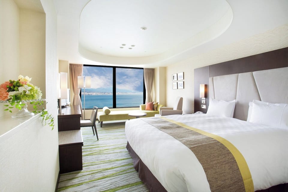 Premium bedding, in-room safe, desk, laptop workspace