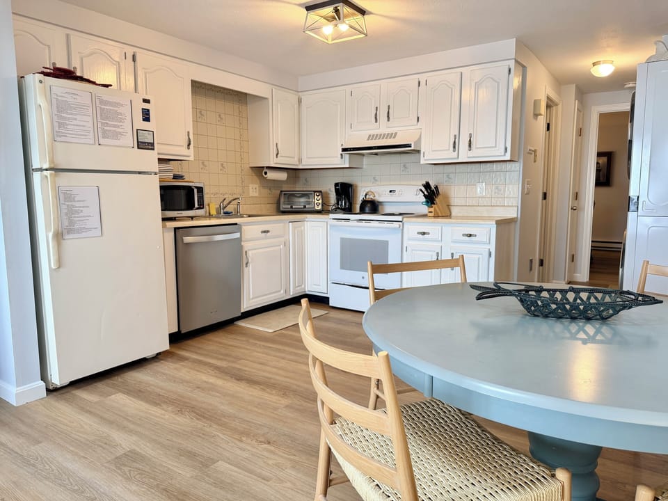 Full eat-in kitchen fully stocked with pots and pans 