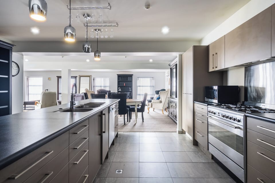 Deluxe Apartment, City View | Private kitchen | Electric kettle, toaster, dining tables