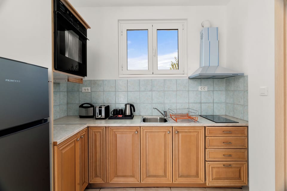 Full-size fridge, stovetop, cookware/dishes/utensils