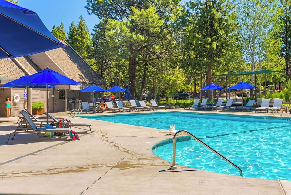 Seasonal outdoor pool, pool umbrellas, sun loungers