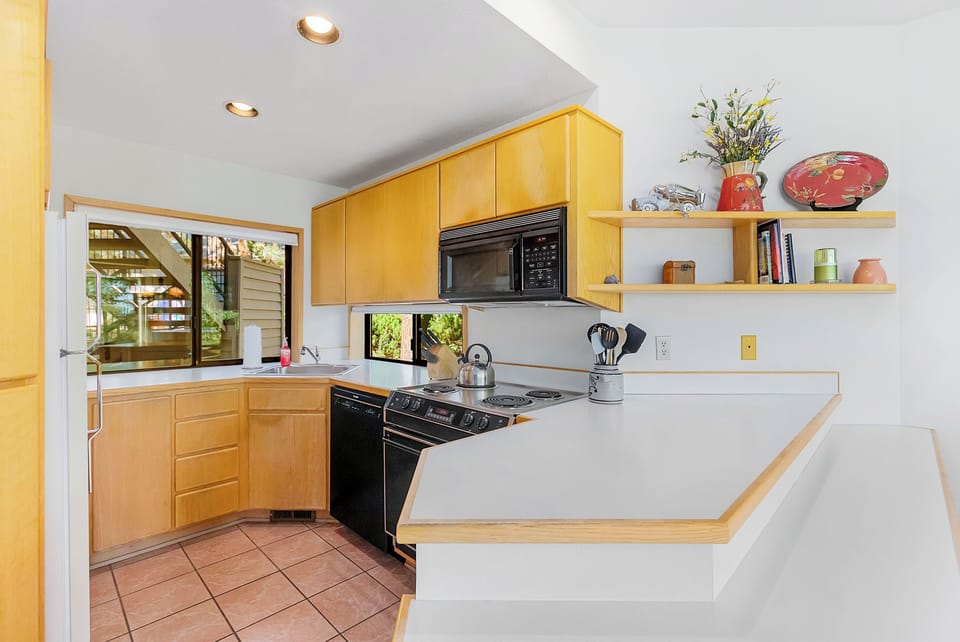 Comfort Apartment, Mountain View | Private kitchen | Full-size fridge, microwave, oven, stovetop