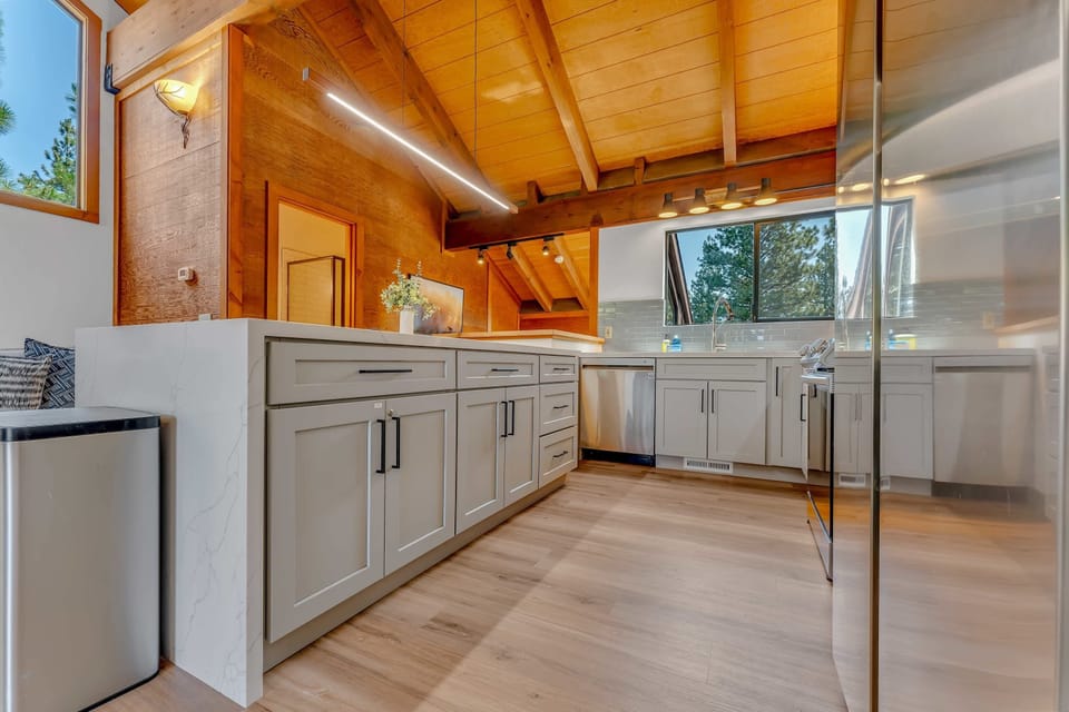 Kitchen: Updated stainless steel appliances, ample cabinet space, drip coffee maker, kitchen bar w/2 bar stools