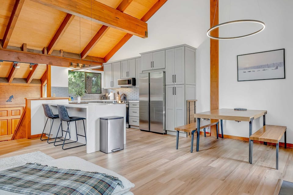 Kitchen: Updated stainless steel appliances, ample cabinet space, drip coffee maker, kitchen bar w/2 bar stools