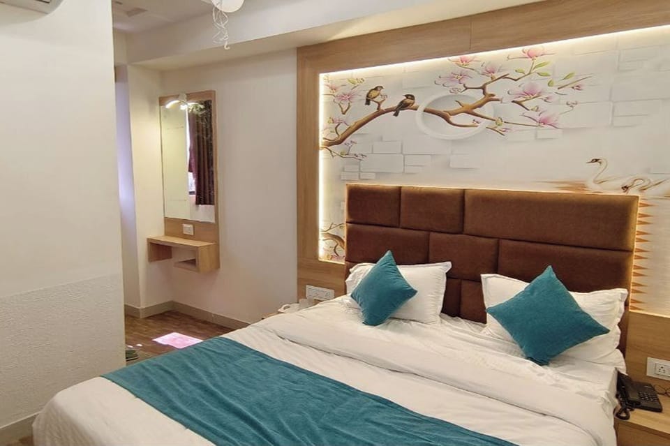 Deluxe Room | Desk, free WiFi