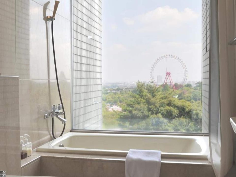 Japanese Western Style Room - Non-Smoking | Bathroom | Separate tub and shower, slippers, towels