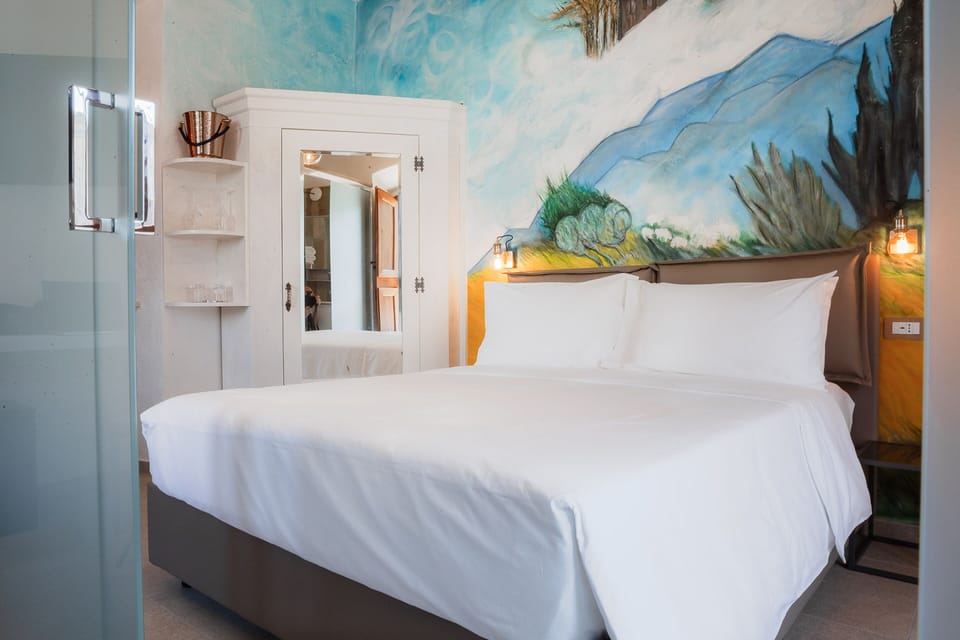 Romantic Room | Minibar, in-room safe, desk, free WiFi