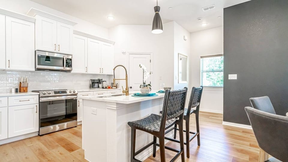 Fully equipped chef’s kitchen with full-size appliances, cookware, utensils, and plenty of counter space—perfect for home-cooked meals or game day prep. Ideal for extended stays, family trips, and corporate housing near AT&T Stadium.