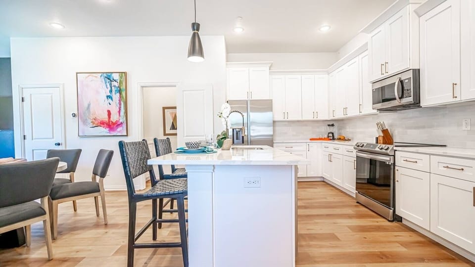 Fully equipped chef’s kitchen with full-size appliances, cookware, utensils, and plenty of counter space—perfect for home-cooked meals or game day prep. Ideal for extended stays, family trips, and corporate housing near AT&T Stadium.