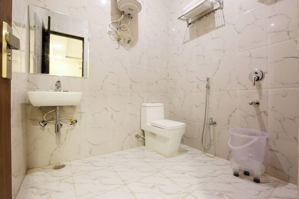 Superior Room, City View | Bathroom | Combined shower/tub, free toiletries, hair dryer, slippers
