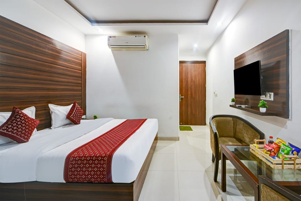 Superior Room, City View | In-room dining