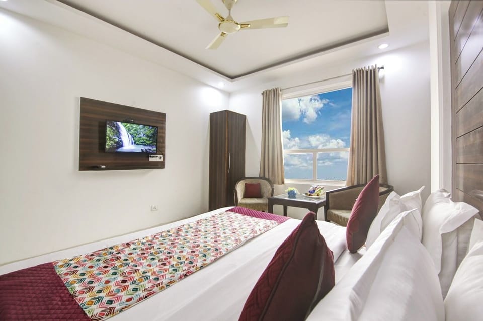 Superior Room, City View | In-room safe, laptop workspace, blackout drapes, soundproofing