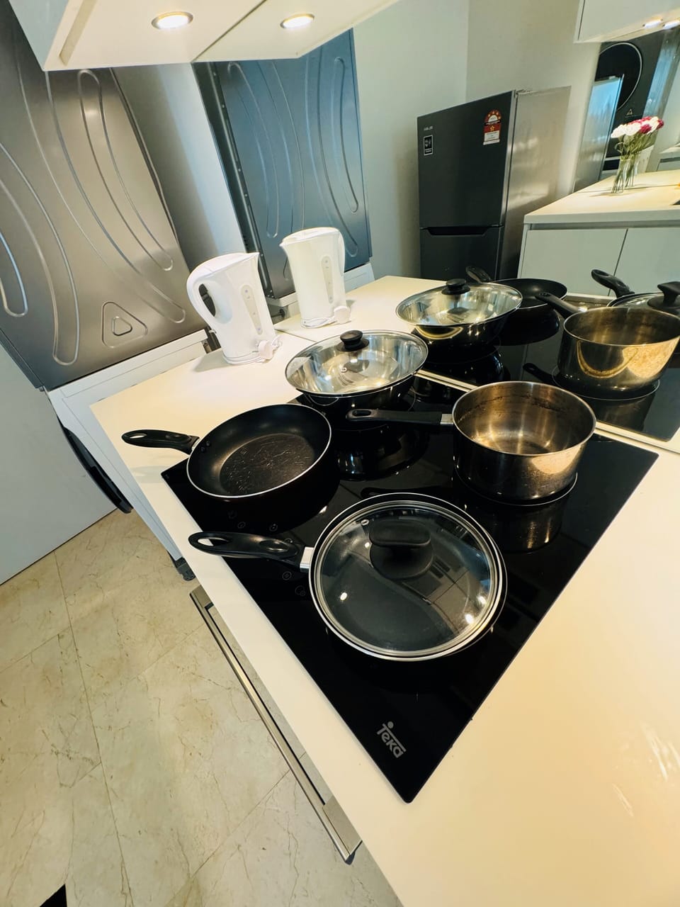 Standard Apartment, City View | Private kitchenette | Electric kettle, dining tables