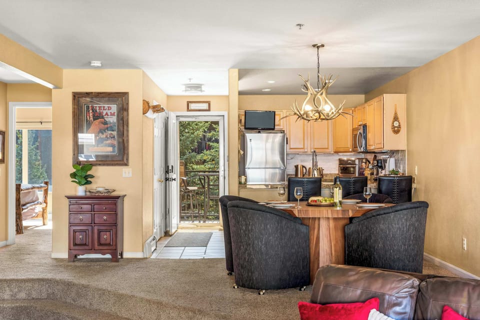 【Open Layout】Kitchen, dining, and balcony flow together — great for 4–5 guests