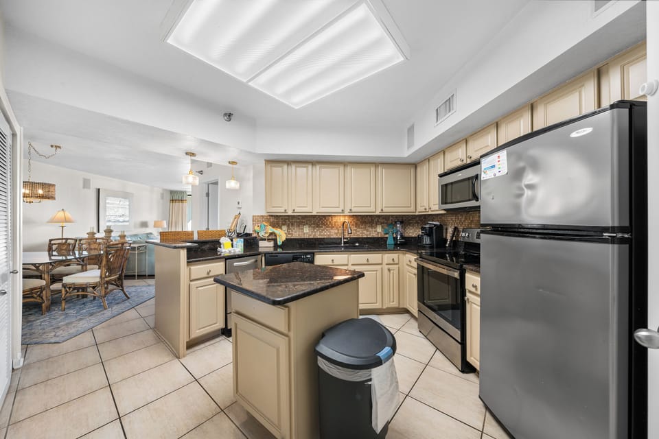Family Condo, 3 Bedrooms, Pool Access, Beach View | Private kitchen | Fridge, microwave, oven, stovetop