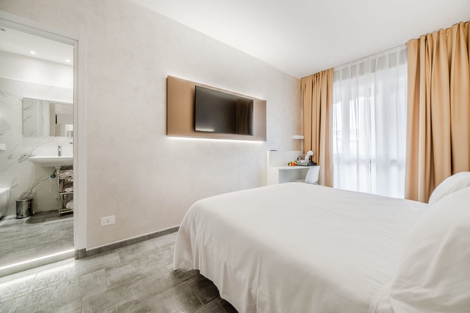 Comfort Double or Twin Room, 1 King Bed, Balcony, City View | Minibar, in-room safe, blackout drapes, soundproofing