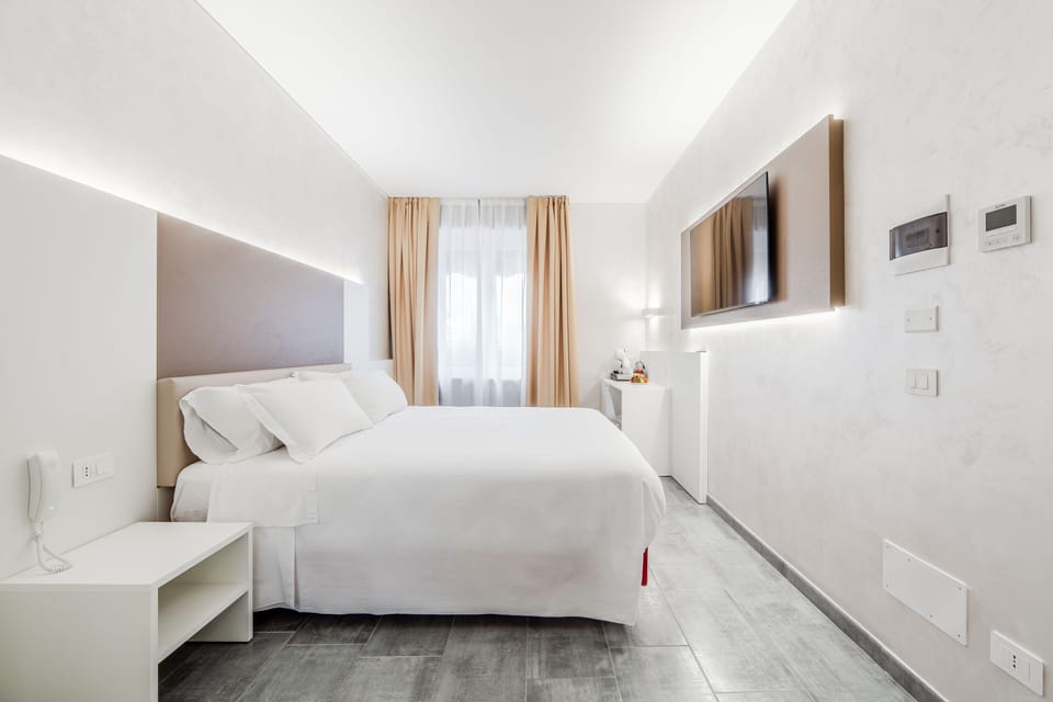 Classic Double or Twin Room, 1 King Bed | Minibar, in-room safe, blackout drapes, soundproofing