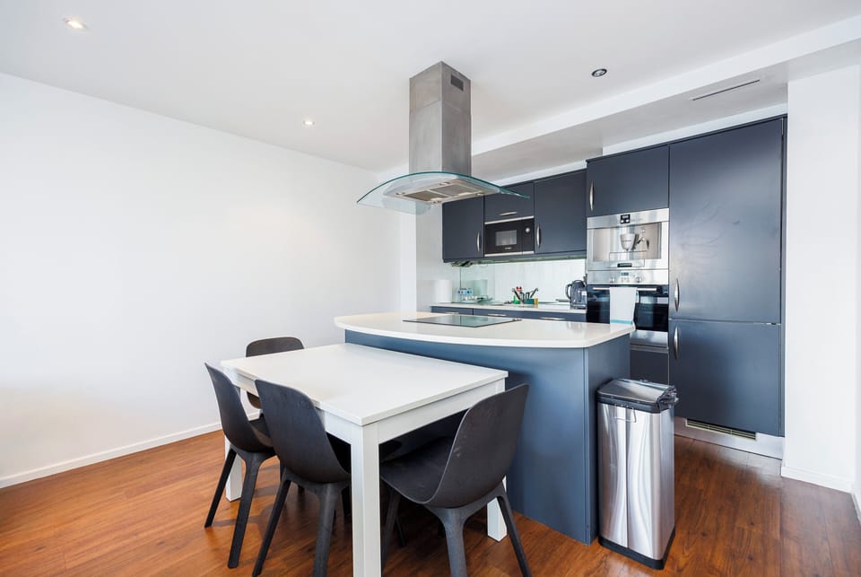Full-size fridge, microwave, oven, stovetop