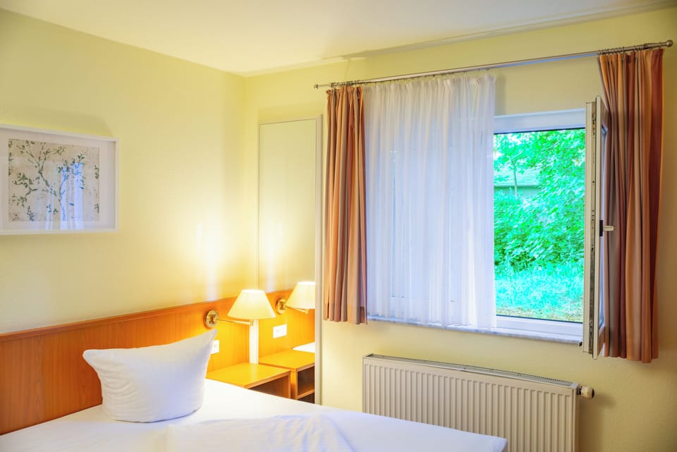 Double Room, 1 Queen Bed with Sofa bed | Desk, free WiFi, bed sheets