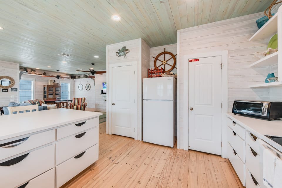 House, Multiple Beds, Patio, Pool View (Caney Creek Beach Club) | Interior