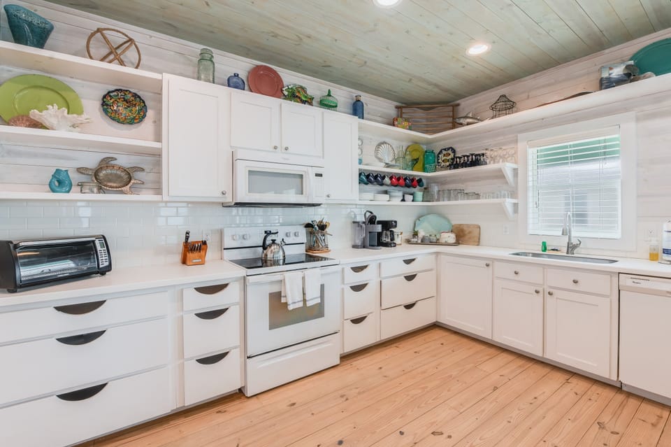 House, Multiple Beds, Patio, Pool View (Caney Creek Beach Club) | Private kitchen | Fridge, microwave, stovetop, dishwasher