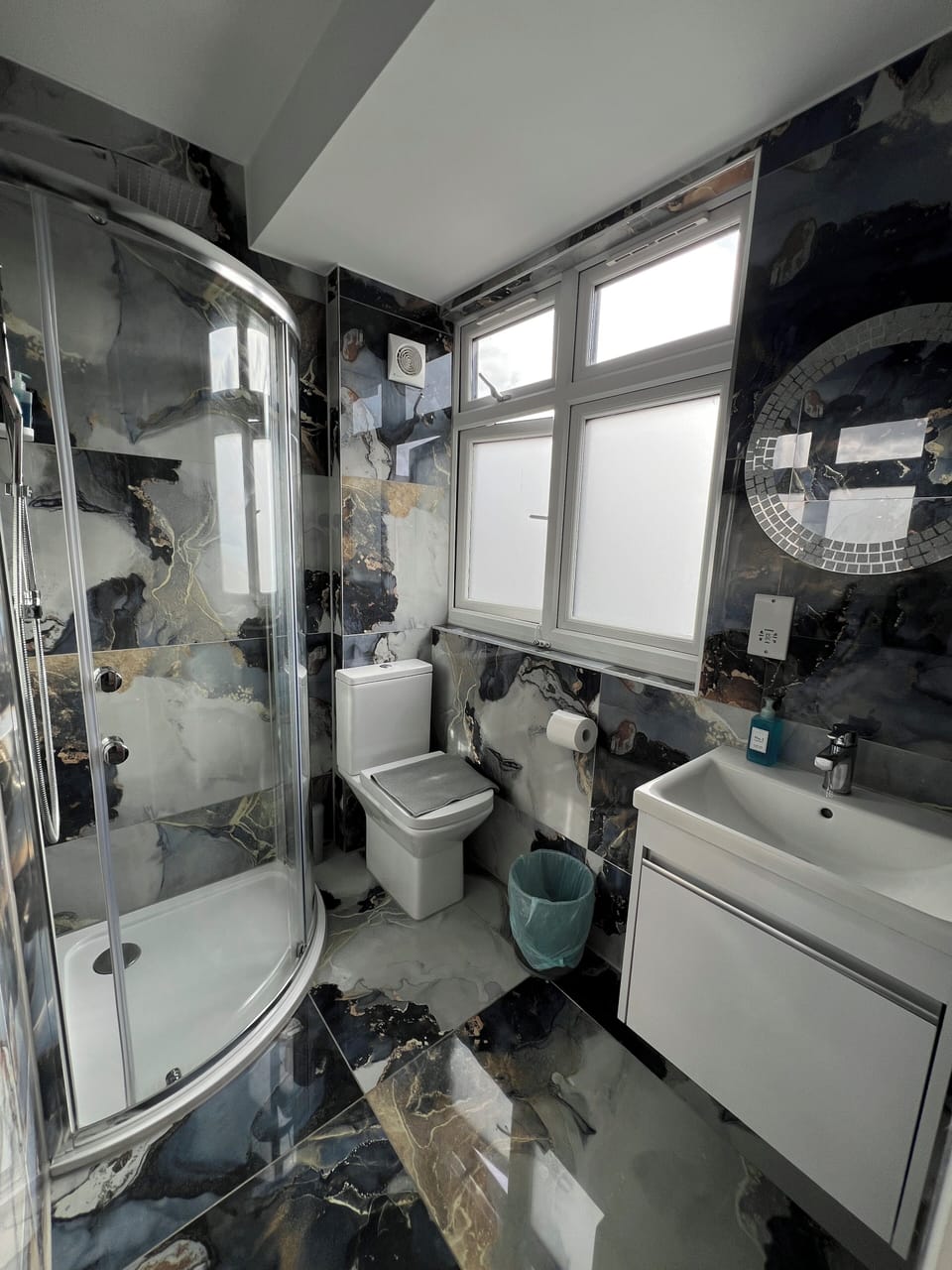 Deluxe Double FF09 | Bathroom | Shower, towels, shampoo, toilet paper