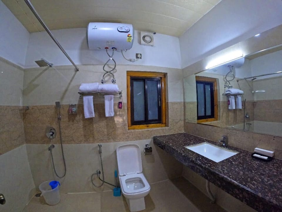 Deluxe Double or Twin Room | Bathroom | Bathrobes, towels, soap, toilet paper