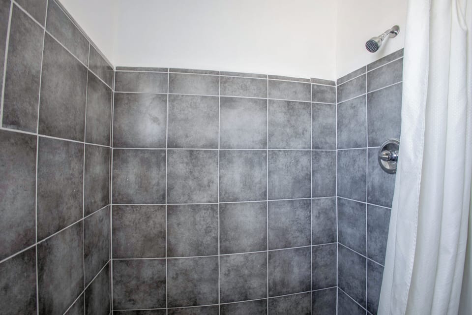 Shower, free toiletries, towels